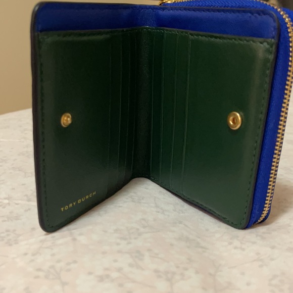 🎊Host Pick🎊 Tory Burch Bi-fold Wallet - Picture 3 of 7